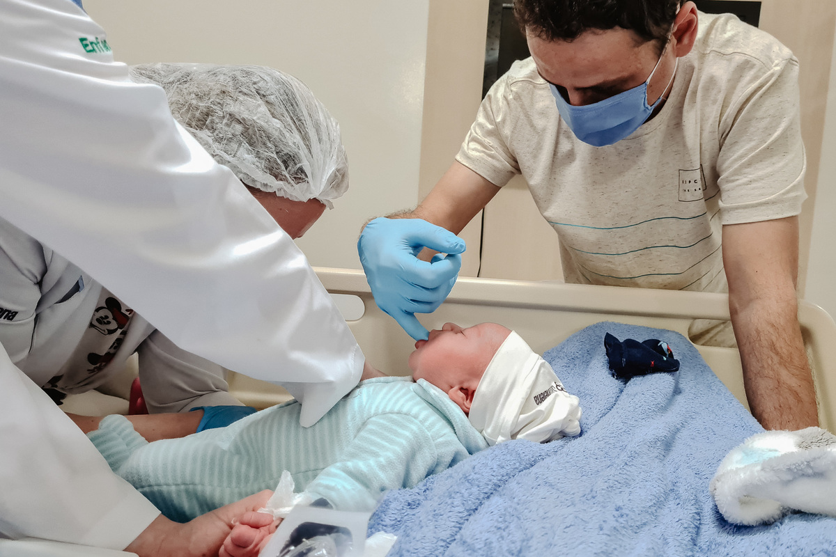 Nascimento do Lucas. Parto normal, na maternidade Santa Helena em Florianópolis, por Thiago Braga fotografia. 