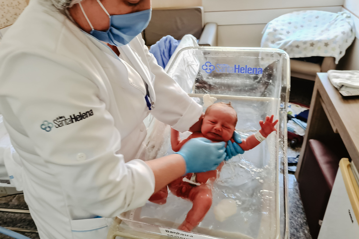 Primeiro banho. Parto normal, na maternidade Santa Helena em Florianópolis, por Thiago Braga fotografia. 