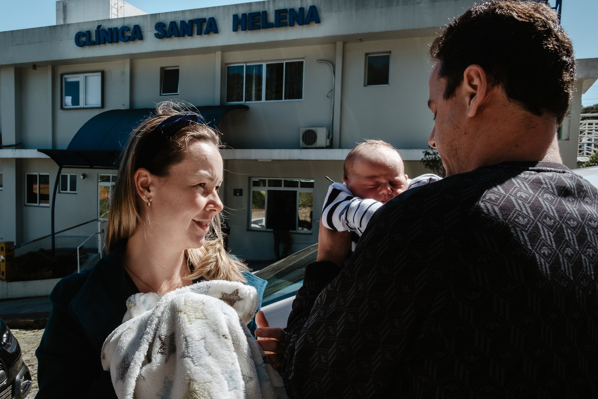 Indo pra casa. Parto normal, na maternidade Santa Helena em Florianópolis, por Thiago Braga fotografia. 