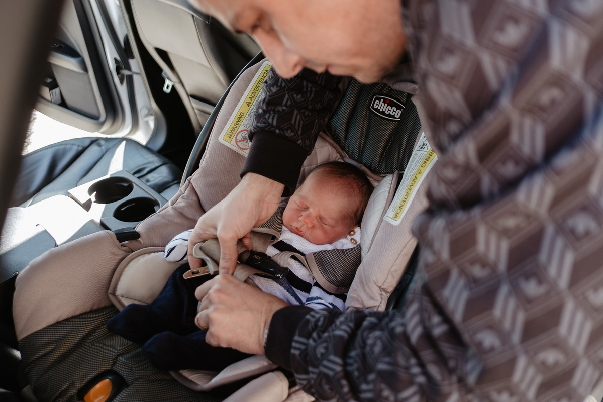 Indo pra casa, dentro do carro. Parto normal, na maternidade Santa Helena em Florianópolis, por Thiago Braga fotografia. 