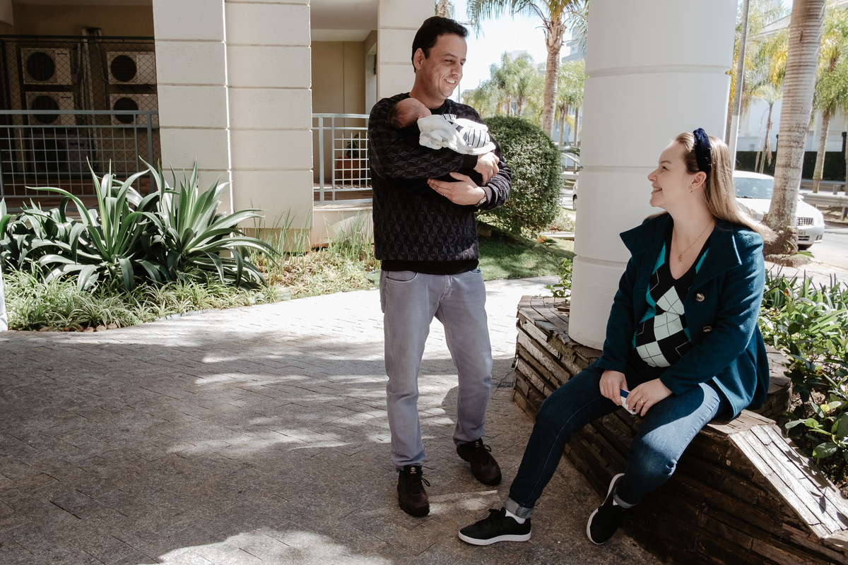 Esperando mano. Parto normal, na maternidade Santa Helena em Florianópolis, por Thiago Braga fotografia. 