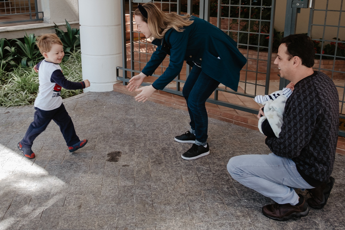 Mano chegou. Parto normal, na maternidade Santa Helena em Florianópolis, por Thiago Braga fotografia. 