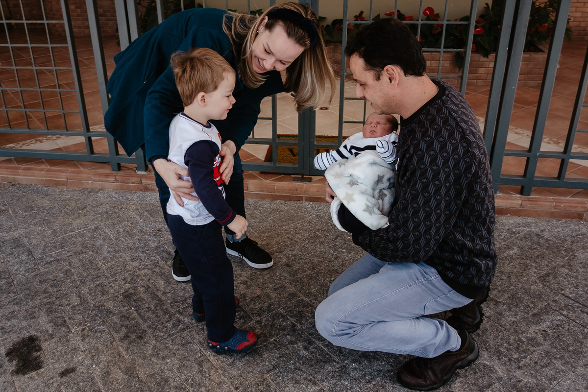 Encontro com meu mano. Parto normal, na maternidade Santa Helena em Florianópolis, por Thiago Braga fotografia. 
