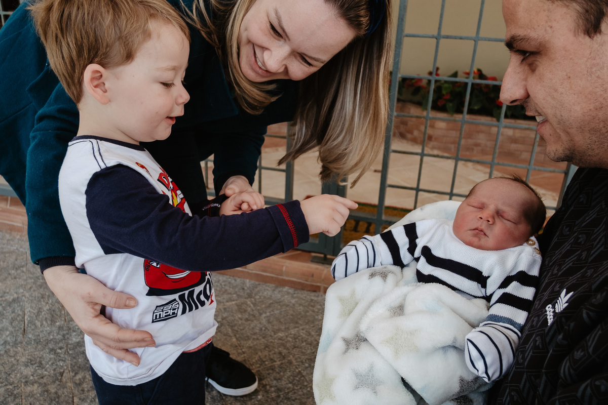 Os manos. Parto normal, na maternidade Santa Helena em Florianópolis, por Thiago Braga fotografia. 