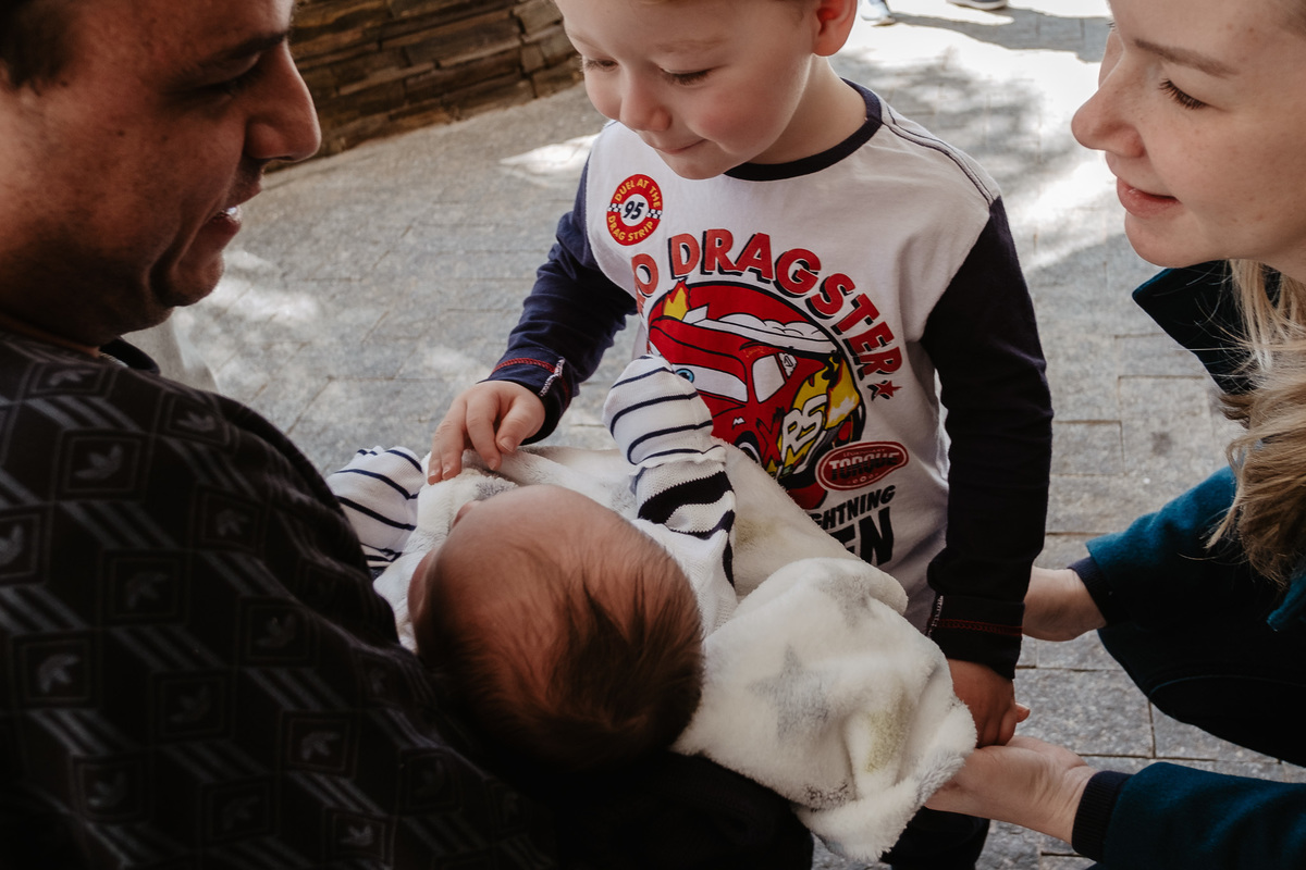 Admiração. Parto normal, na maternidade Santa Helena em Florianópolis, por Thiago Braga fotografia. 