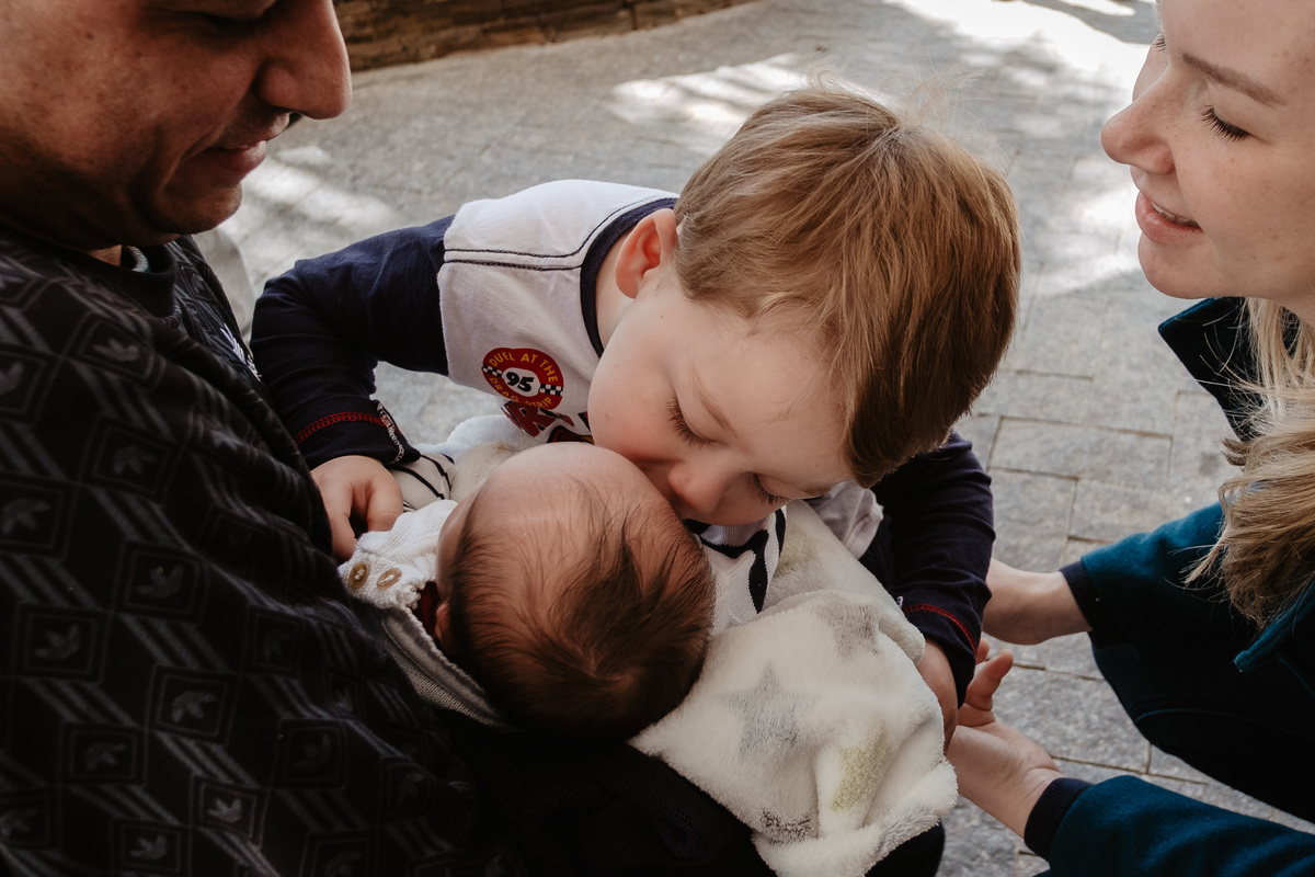 Primeiro beijo0 no mano. Parto normal, na maternidade Santa Helena em Florianópolis, por Thiago Braga fotografia. 