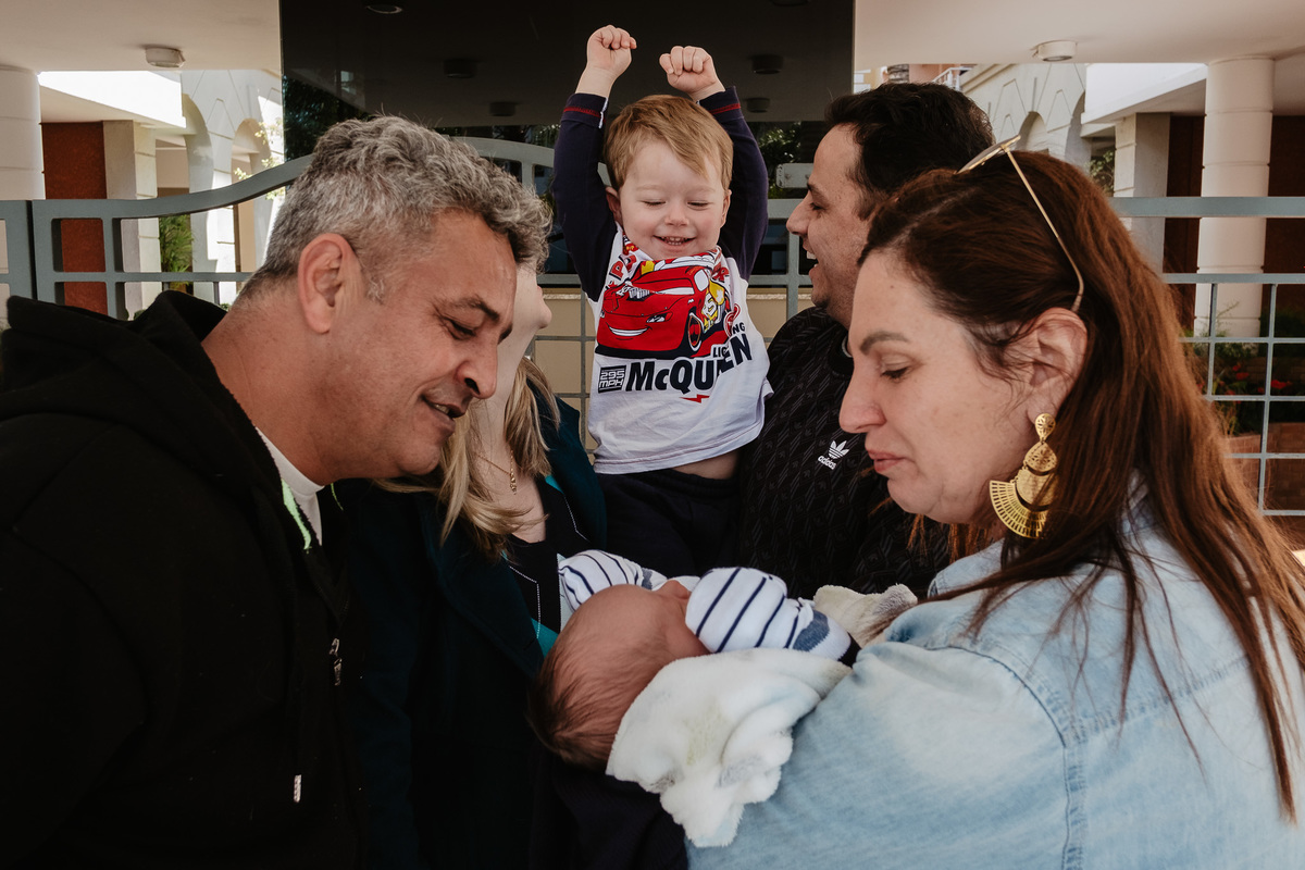 O mano chegou! Parto normal, na maternidade Santa Helena em Florianópolis, por Thiago Braga fotografia. 