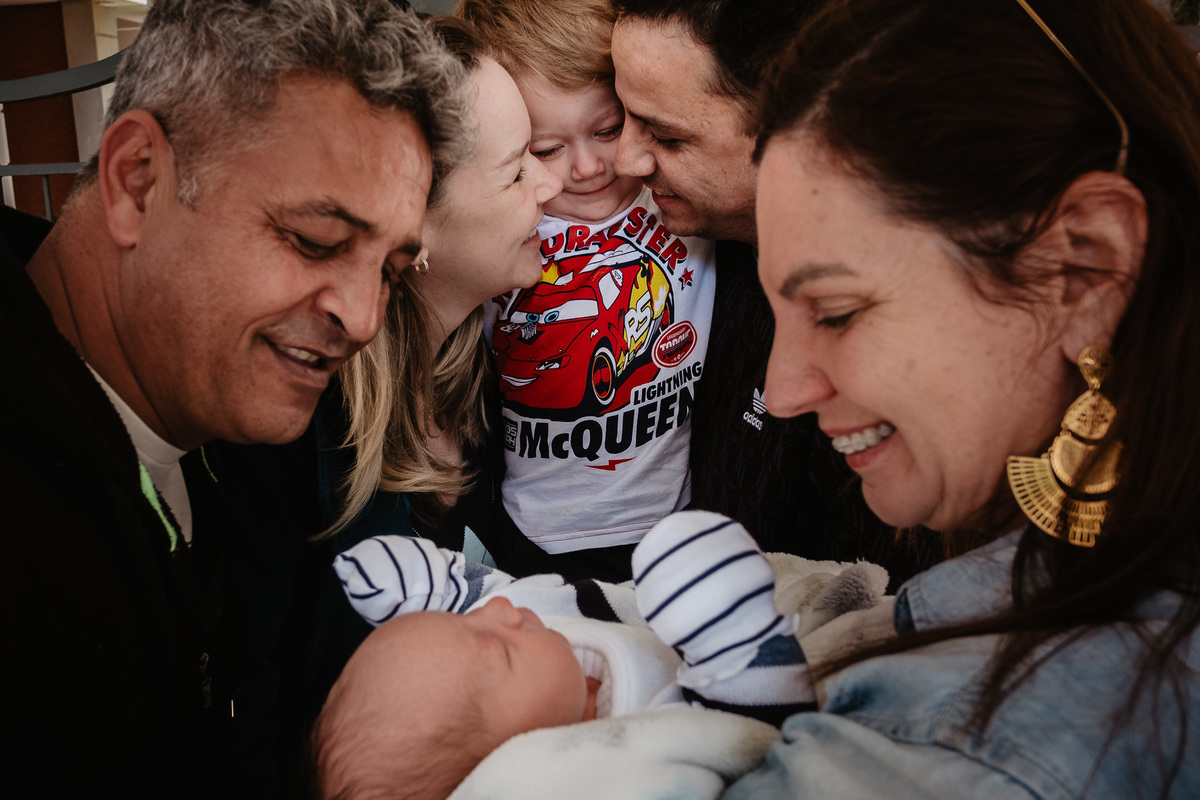 Que alegria, dia de encontro dos manos. Parto normal, na maternidade Santa Helena em Florianópolis, por Thiago Braga fotografia. 
