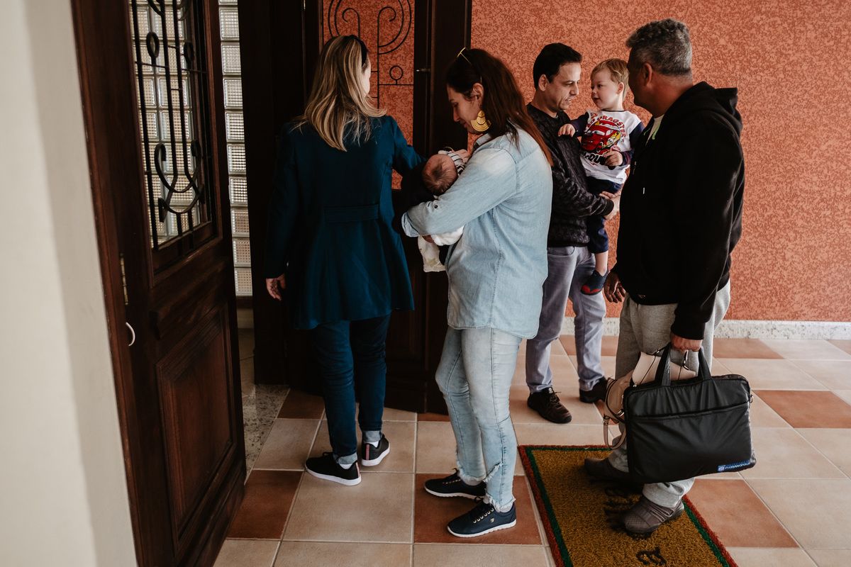 A chegada em casa,. Parto normal, na maternidade Santa Helena em Florianópolis, por Thiago Braga fotografia. 