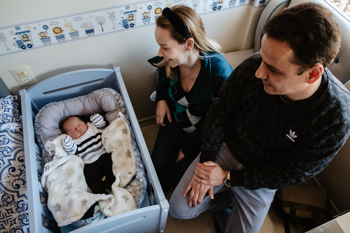 papais babões, hehe. Parto normal, na maternidade Santa Helena em Florianópolis, por Thiago Braga fotografia. 