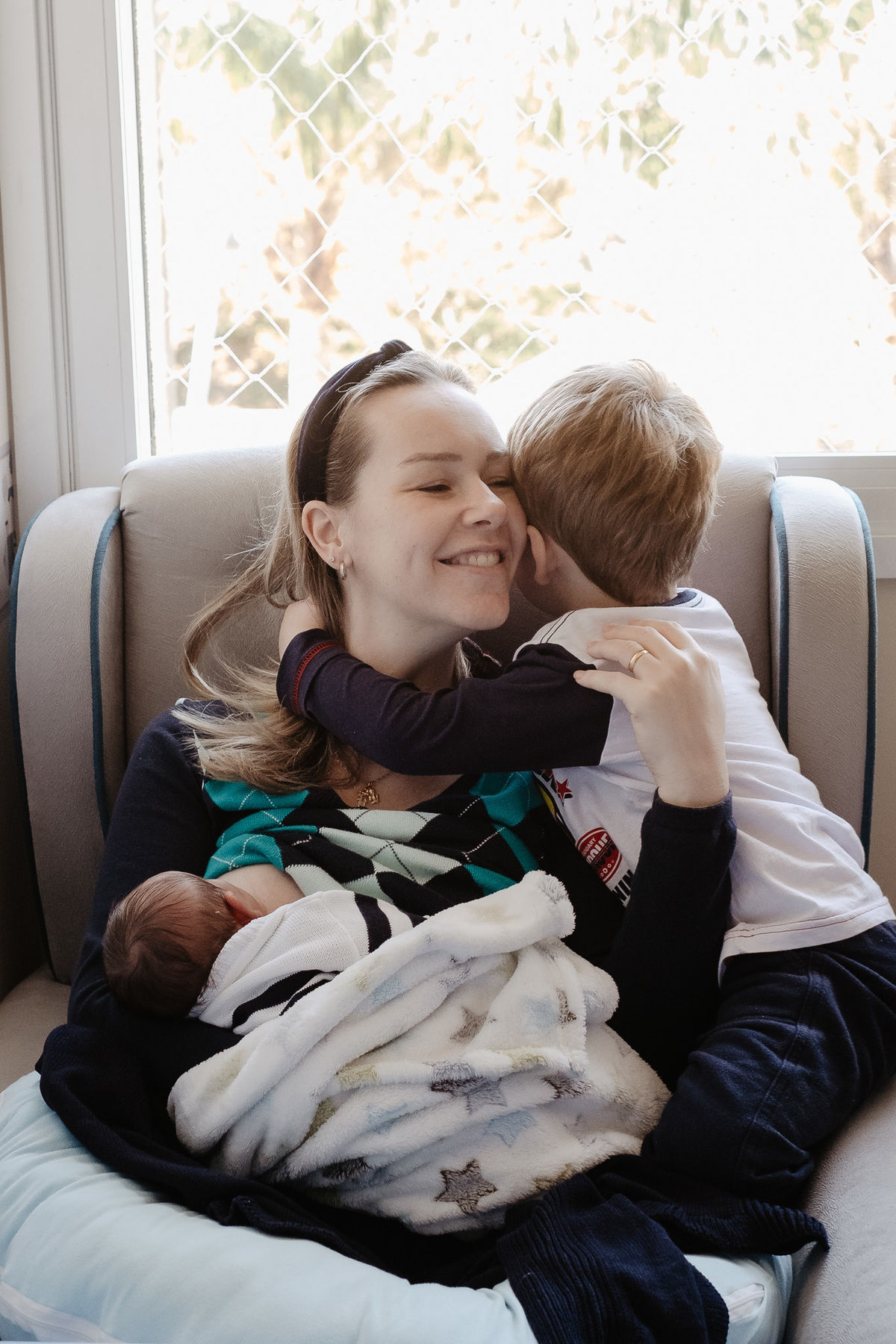 Abraço na mamãe. Parto normal, na maternidade Santa Helena em Florianópolis, por Thiago Braga fotografia. 
