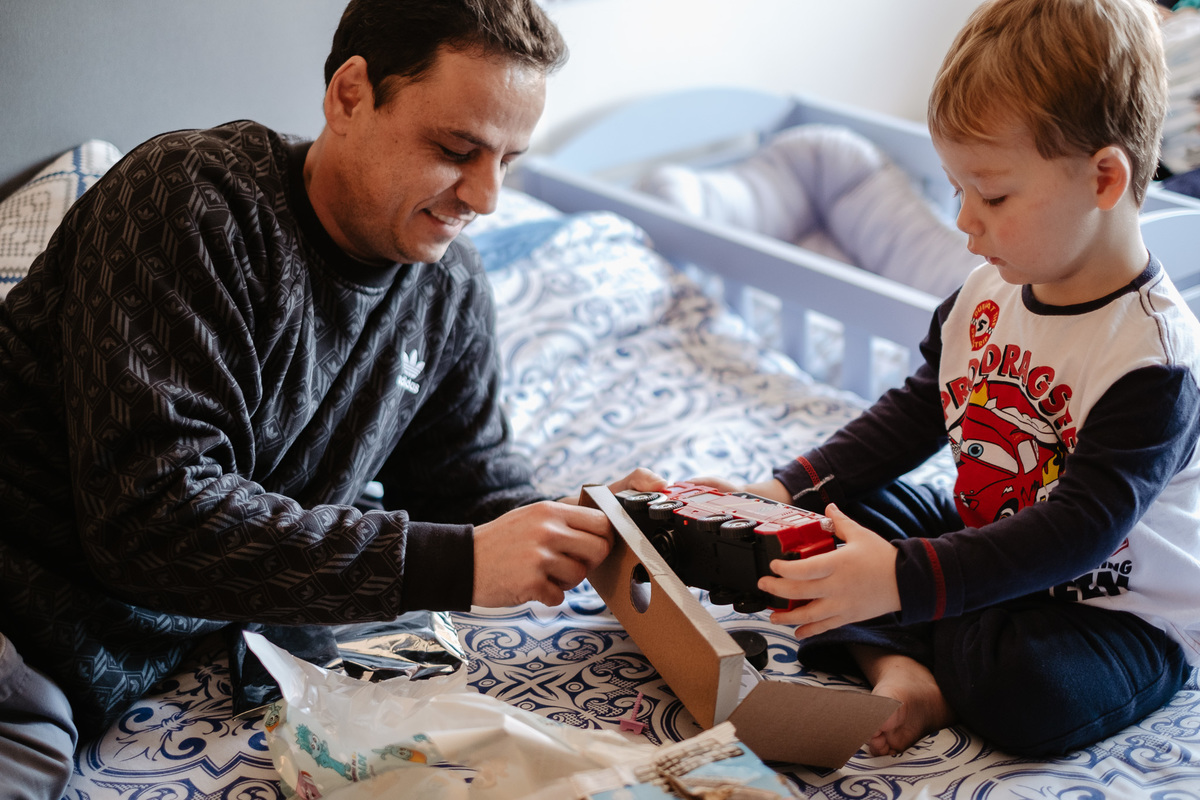 Rafael ganhou presente com a chegada do mano Lucas. Parto normal, na maternidade Santa Helena em Florianópolis, por Thiago Braga fotografia. 