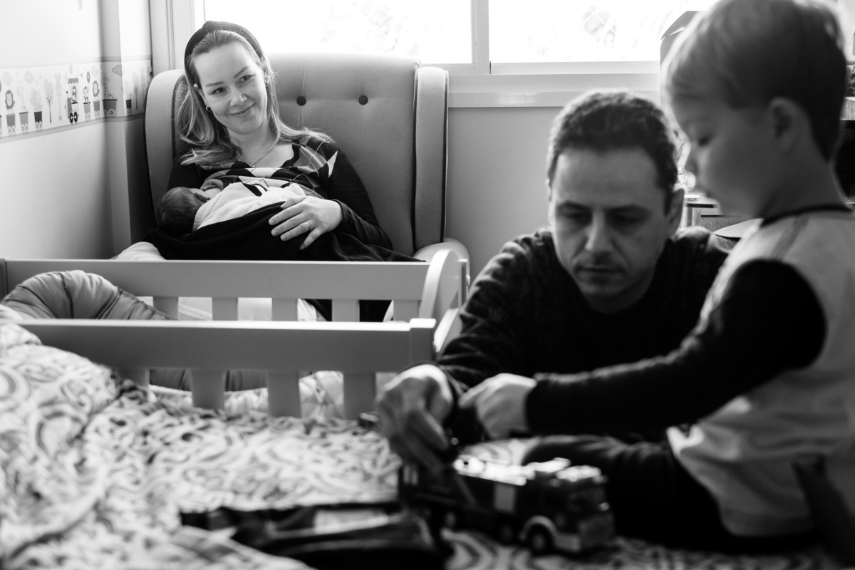 Família em casa, pós parto. Parto normal, na maternidade Santa Helena em Florianópolis, por Thiago Braga fotografia. 