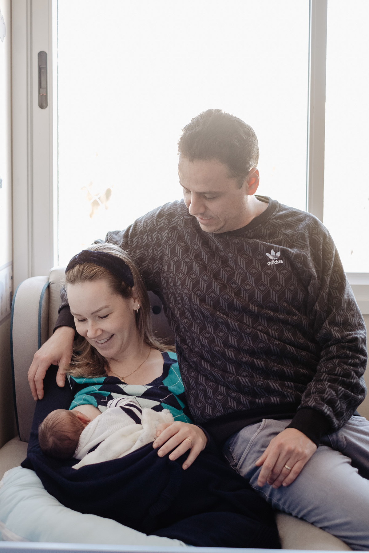 Admirando o filho recém nascido, em casa. Parto normal, na maternidade Santa Helena em Florianópolis, por Thiago Braga fotografia. 