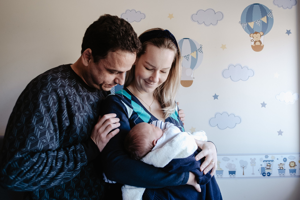 Papais e filho recém nascido em casa. Parto normal, na maternidade Santa Helena em Florianópolis, por Thiago Braga fotografia. 