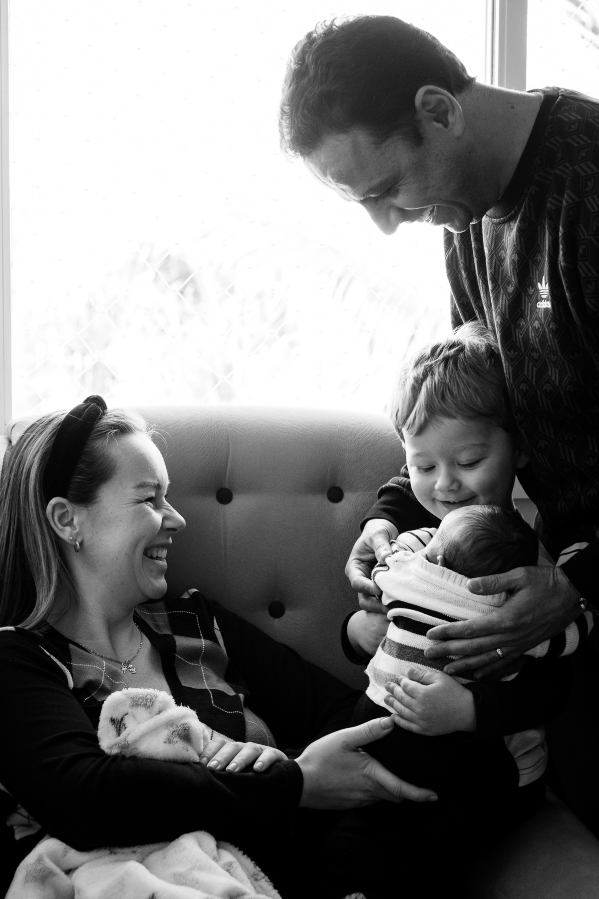 o encontro dos manos. Parto normal, na maternidade Santa Helena em Florianópolis, por Thiago Braga fotografia. 