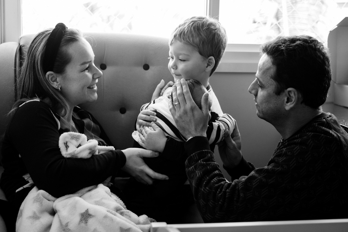 colo do mano em casa. Parto normal, na maternidade Santa Helena em Florianópolis, por Thiago Braga fotografia. 