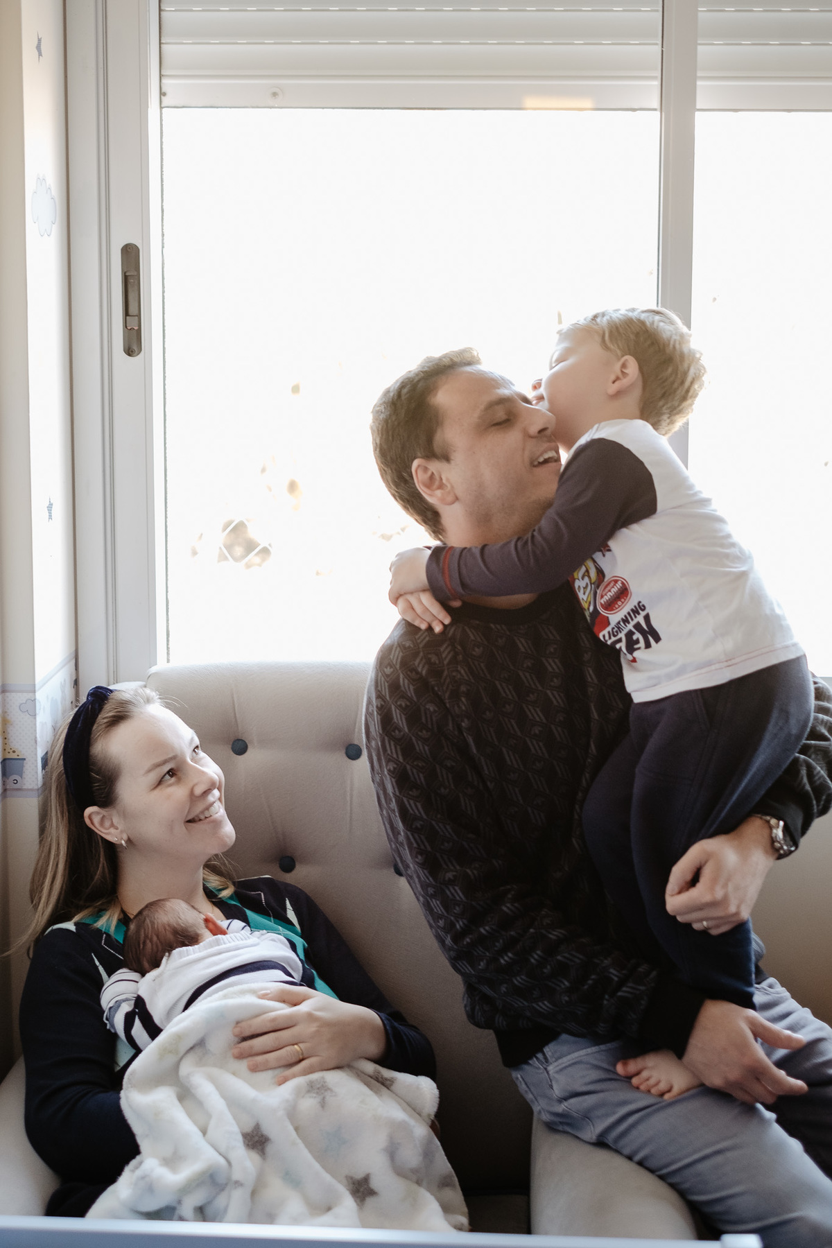Abraço do papai. Parto normal, na maternidade Santa Helena em Florianópolis, por Thiago Braga fotografia. 