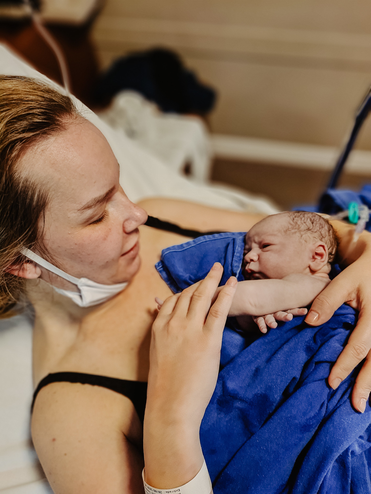 Encontro de mãe e filho. Parto normal, na maternidade Santa Helena em Florianópolis, por Thiago Braga fotografia. 