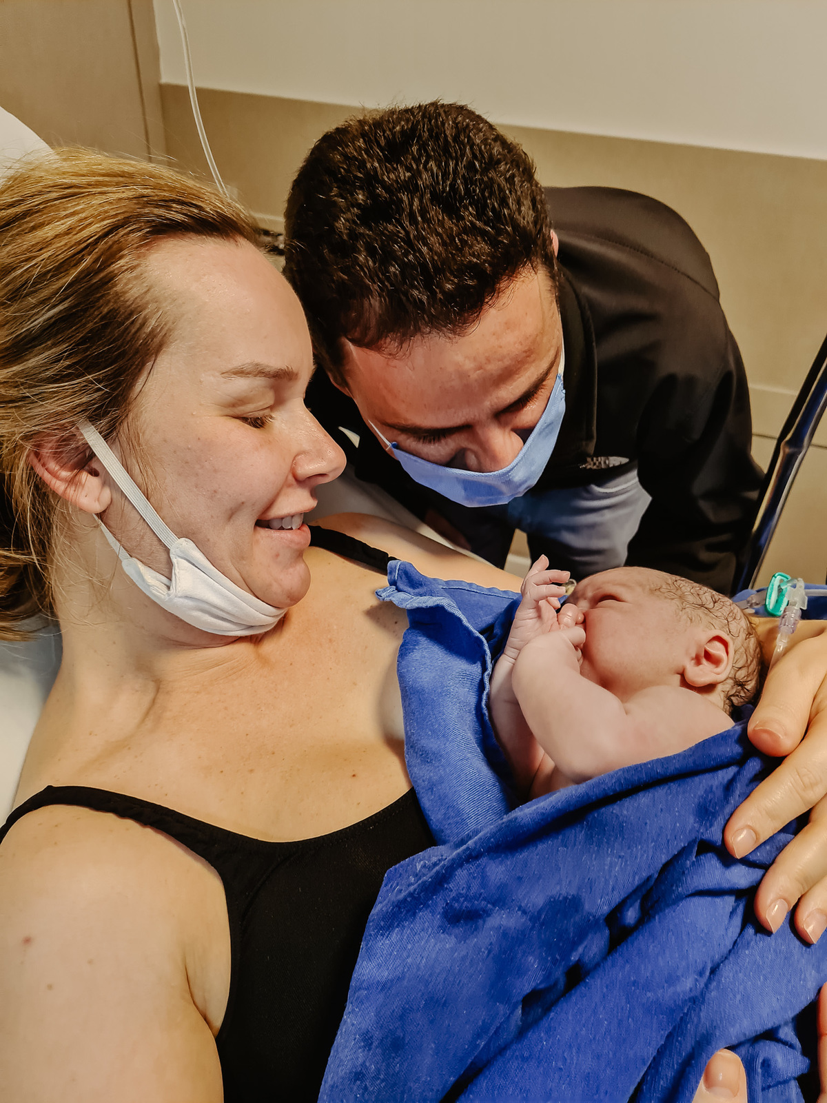 Papai e mamae. Parto normal, na maternidade Santa Helena em Florianópolis, por Thiago Braga fotografia. 