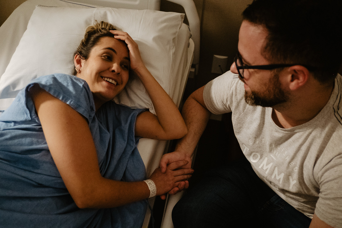 Apoio do pai. Fotografia de parto normal na maternidade Sata Helena em Florianópolis por Thiago Braga.