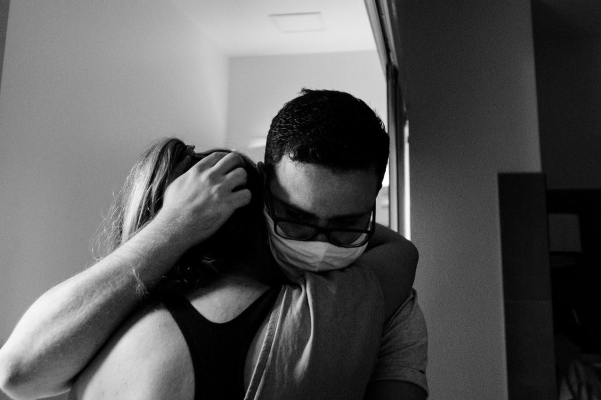 Apoio com abraço do papai. Fotografia de parto normal na maternidade Sata Helena em Florianópolis por Thiago Braga.