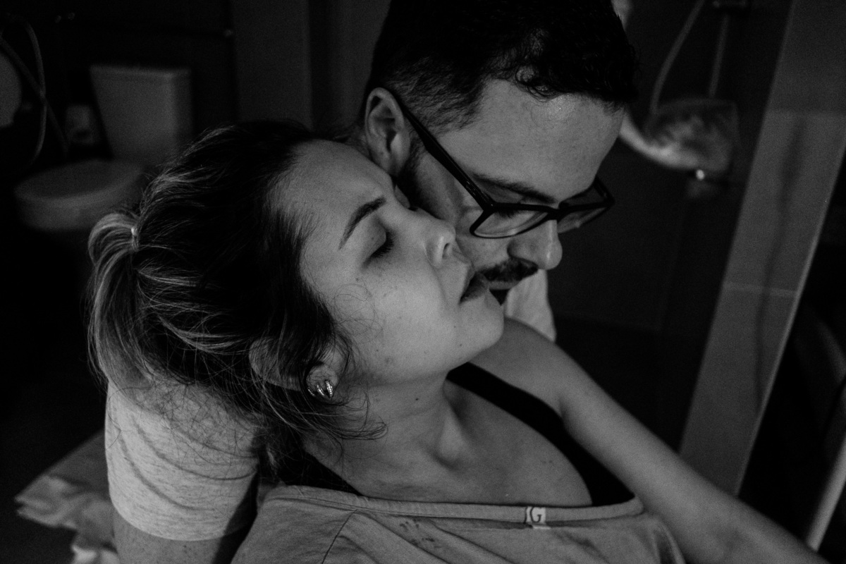 Fotografia de parto normal na maternidade Sata Helena em Florianópolis por Thiago Braga.