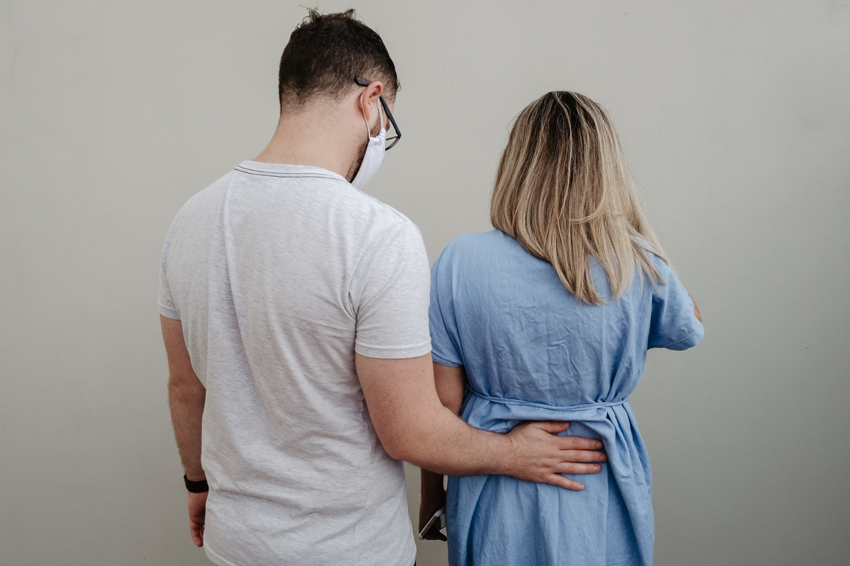 Início do trabalho de parto. Fotografia de parto normal na maternidade Sata Helena em Florianópolis por Thiago Braga.