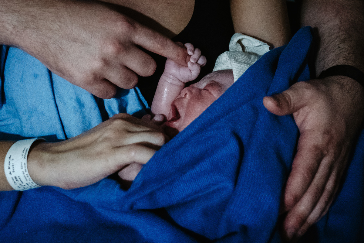 Primeiros contatos com papai e mamãe. Fotografia de parto normal na maternidade Sata Helena em Florianópolis por Thiago Braga.
