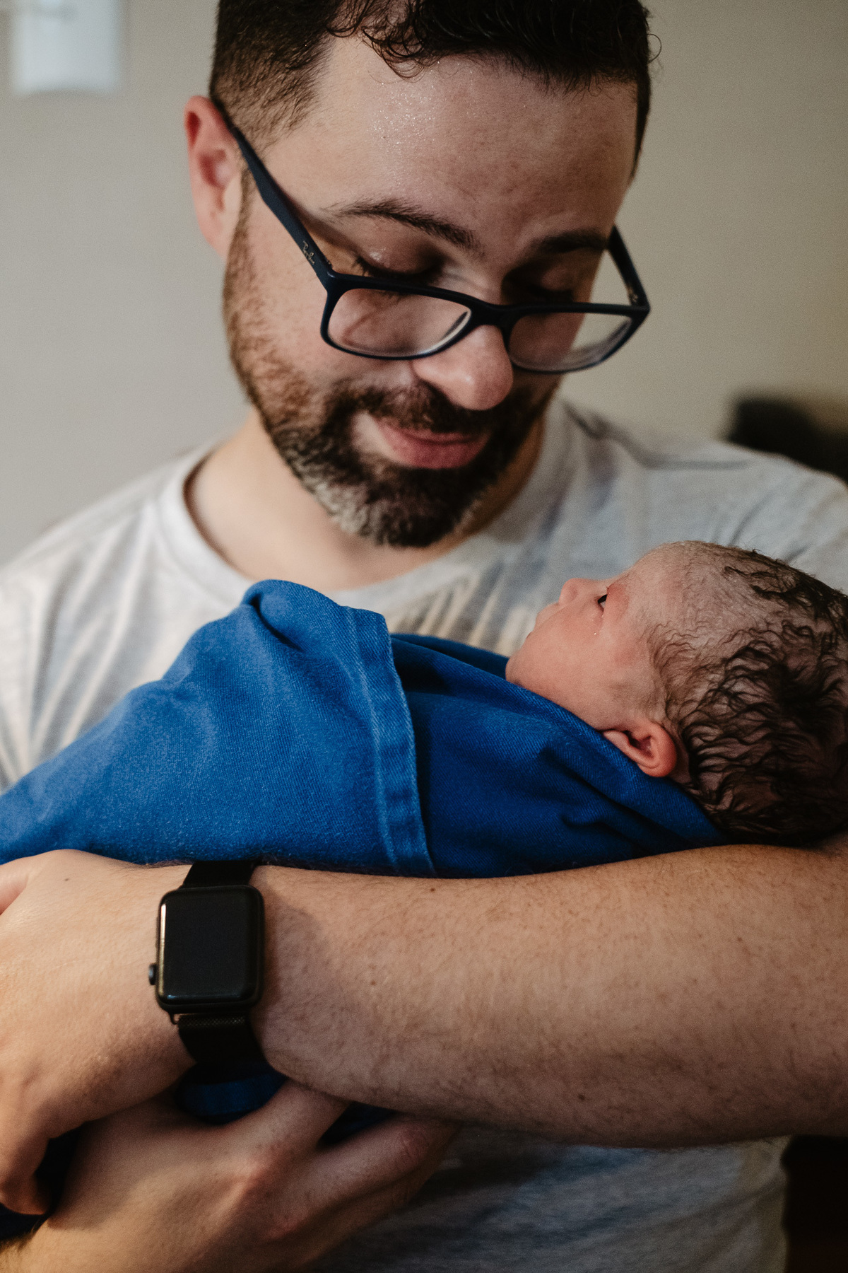 Papai babão. Fotografia de parto normal na maternidade Sata Helena em Florianópolis por Thiago Braga.