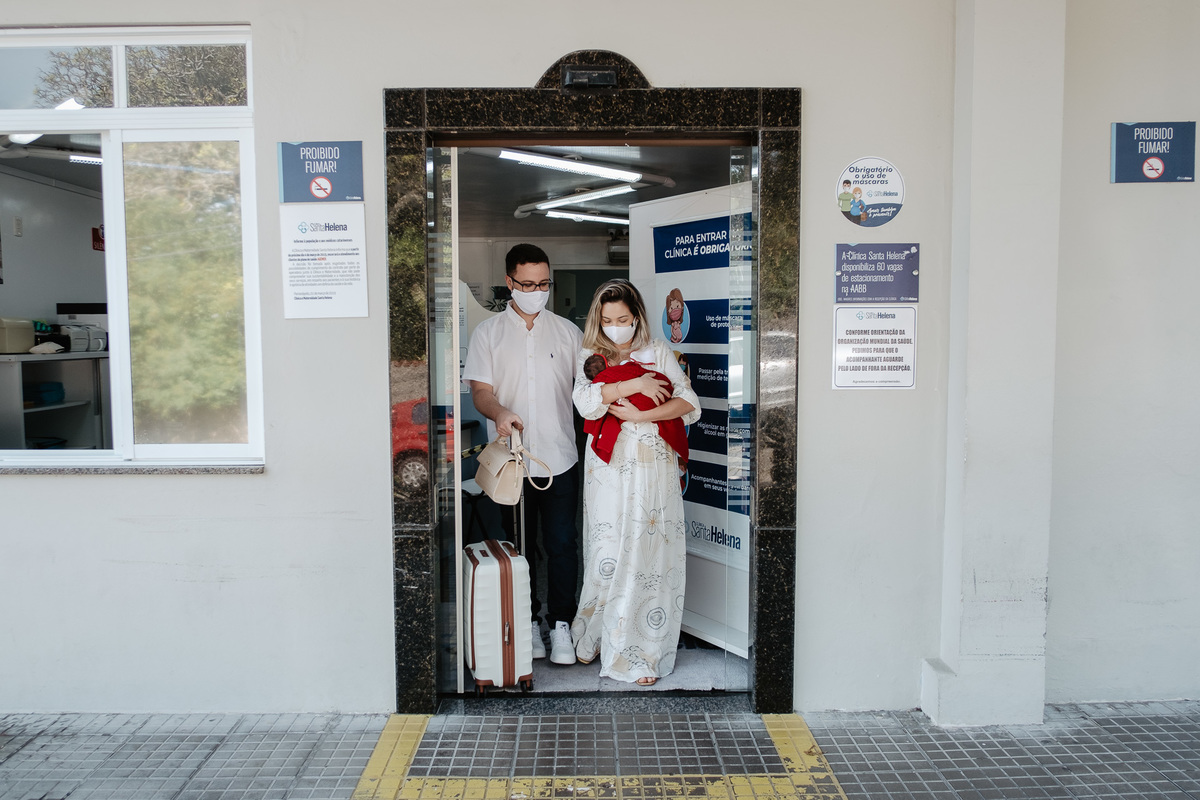 Saída da maternidade. Fotografia de parto normal na maternidade Sata Helena em Florianópolis por Thiago Braga.