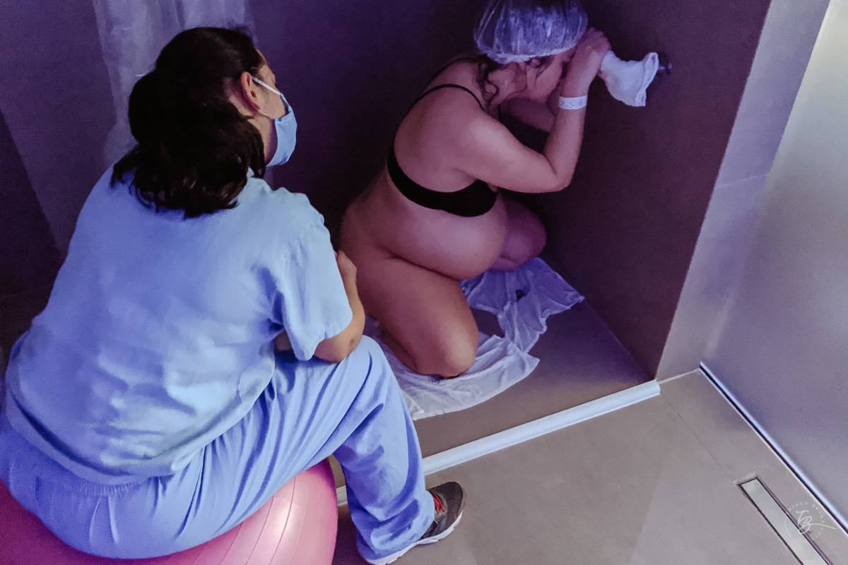 Fase ativa do trabalho de parto. Parto documental. A chegada do Gabriel. Maternidade Santa Helena. Florianópolis/SC. Por Thiago Braga fotografia. 