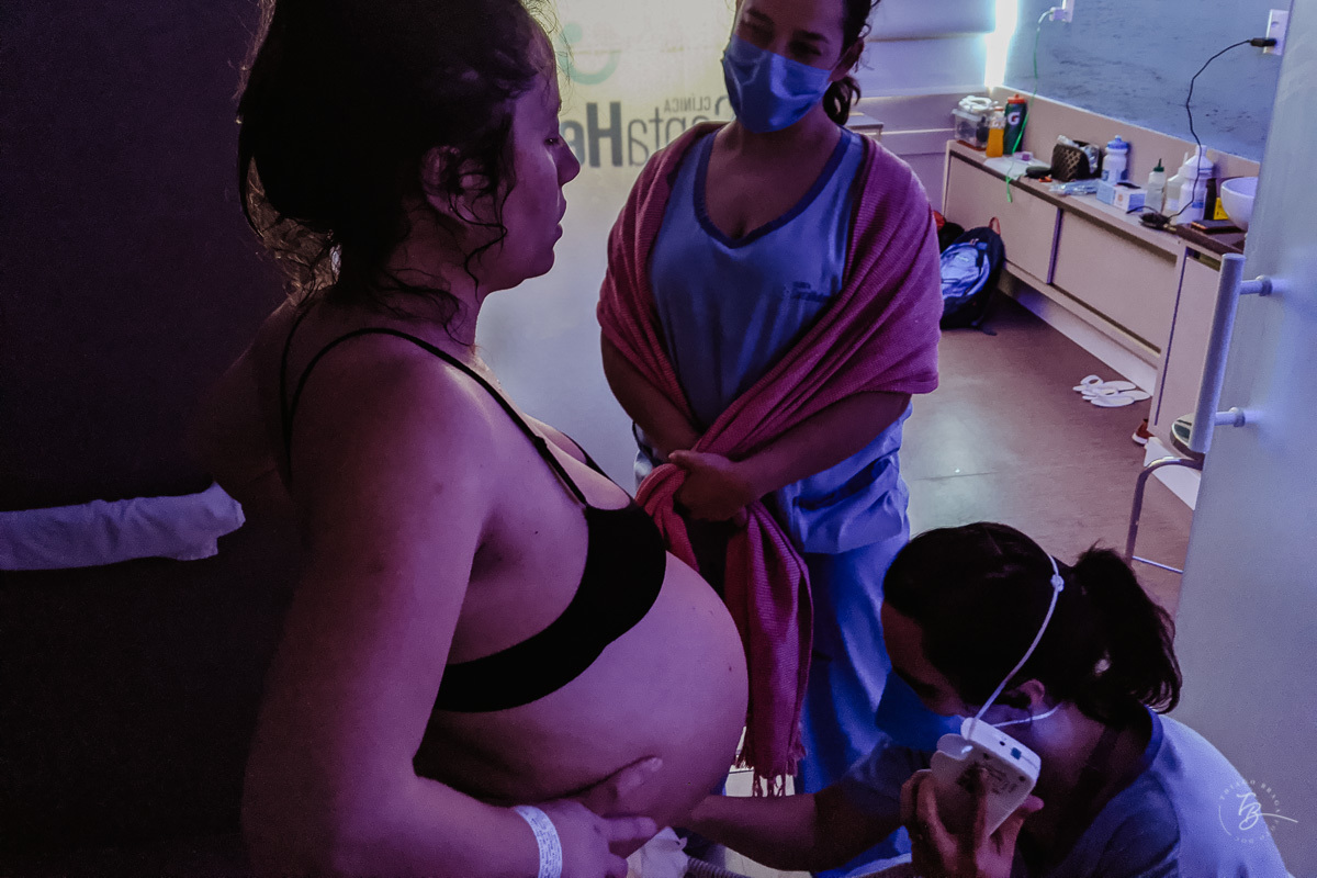 Apoio de doula e médica no trabalho de parto. Parto documental. A chegada do Gabriel. Maternidade Santa Helena. Florianópolis/SC. Por Thiago Braga fotografia. 