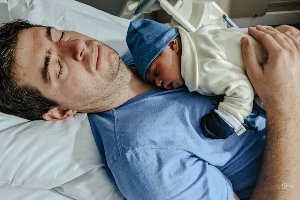 Papai e Gabi ja no quarto depois de sua chegada. Parto documental. A chegada do Gabriel. Maternidade Santa Helena. Florianópolis/SC. Por Thiago Braga fotografia. 