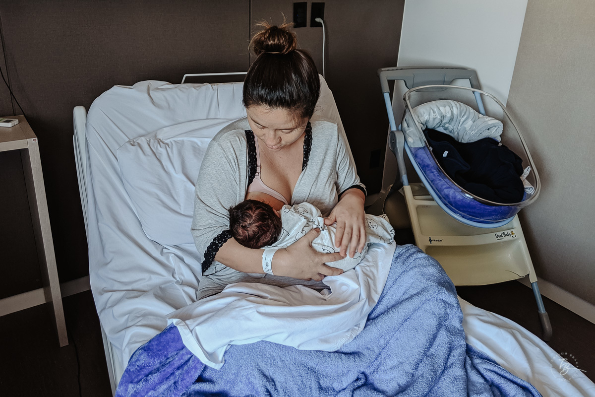 Mamãe Betina amamentando o Gabi na maternidade. Parto documental. A chegada do Gabriel. Maternidade Santa Helena. Florianópolis/SC. Por Thiago Braga fotografia. 