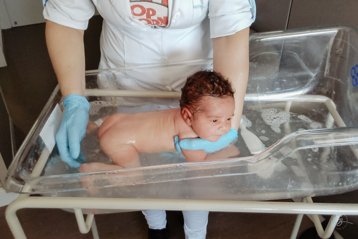 Primeiro banho do Gabi. Parto documental. A chegada do Gabriel. Maternidade Santa Helena. Florianópolis/SC. Por Thiago Braga fotografia. 