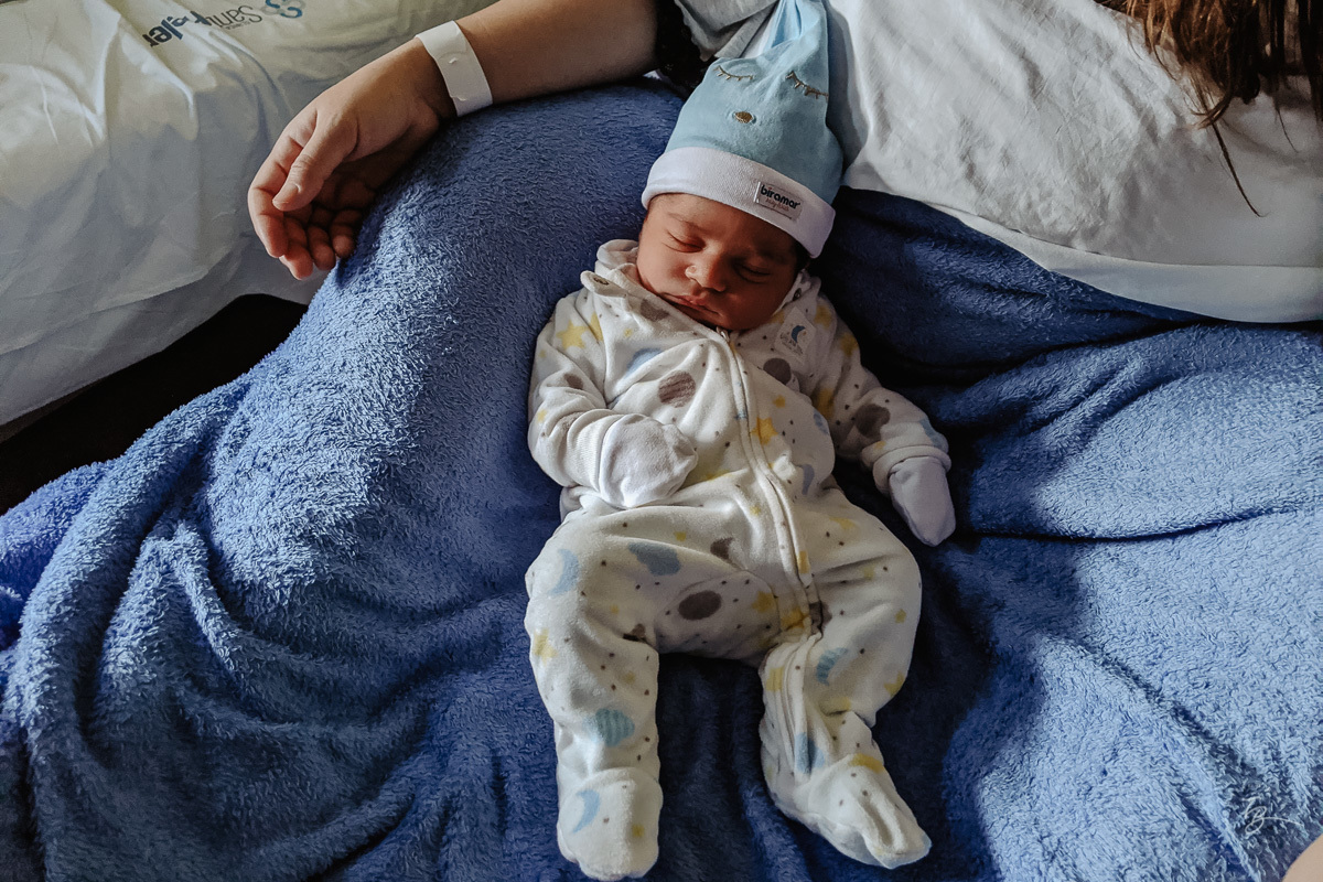 Gabi no quarto da maternidade. Parto documental. A chegada do Gabriel. Maternidade Santa Helena. Florianópolis/SC. Por Thiago Braga fotografia. 