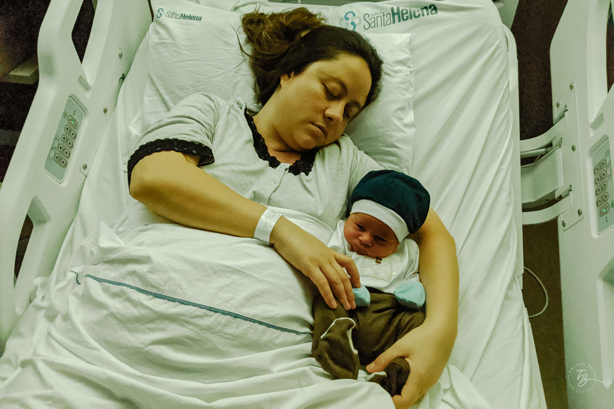 Primeira noite do Gabi com a mamãe se e papai Parto documental. A chegada do Gabriel. Maternidade Santa Helena. Florianópolis/SC. Por Thiago Braga fotografia. 