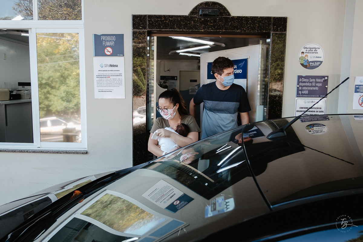 A saída da maternidade. Parto documental. A chegada do Gabriel. Maternidade Santa Helena. Florianópolis/SC. Por Thiago Braga fotografia. 