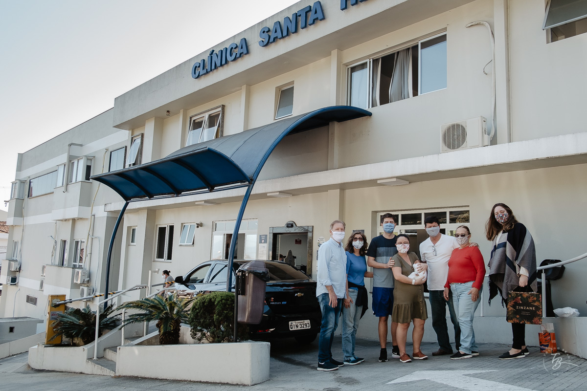 Família conhecendo o Gabi na maternidade. Parto documental. A chegada do Gabriel. Maternidade Santa Helena. Florianópolis/SC. Por Thiago Braga fotografia. 