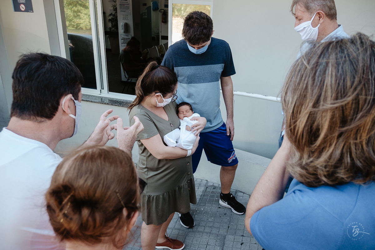 Todos querem conhecer e pegar o Gabi, mas com o Covid-19 o jeito foi assim. Parto documental. A chegada do Gabriel. Maternidade Santa Helena. Florianópolis/SC. Por Thiago Braga fotografia. 