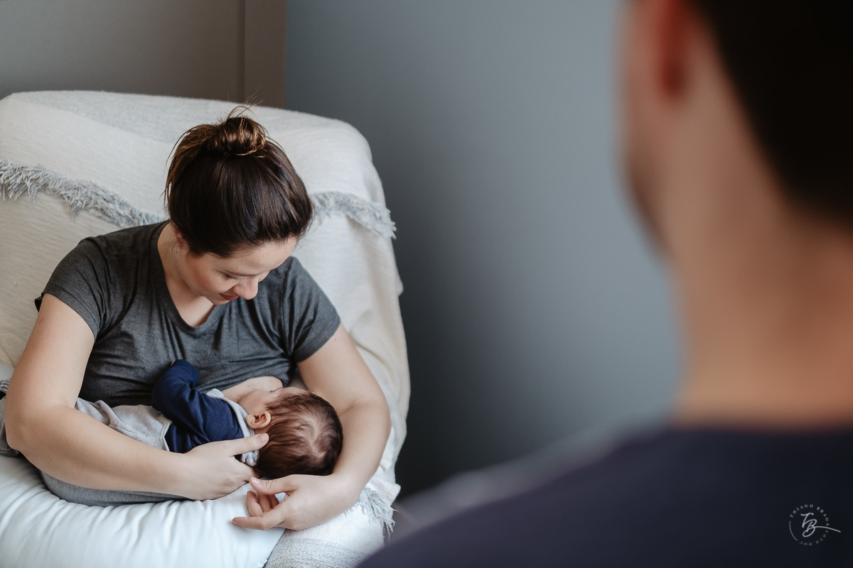 Afeto da mamãe e papai em casa. Parto documental. A chegada do Gabriel. Maternidade Santa Helena. Florianópolis/SC. Por Thiago Braga fotografia. 