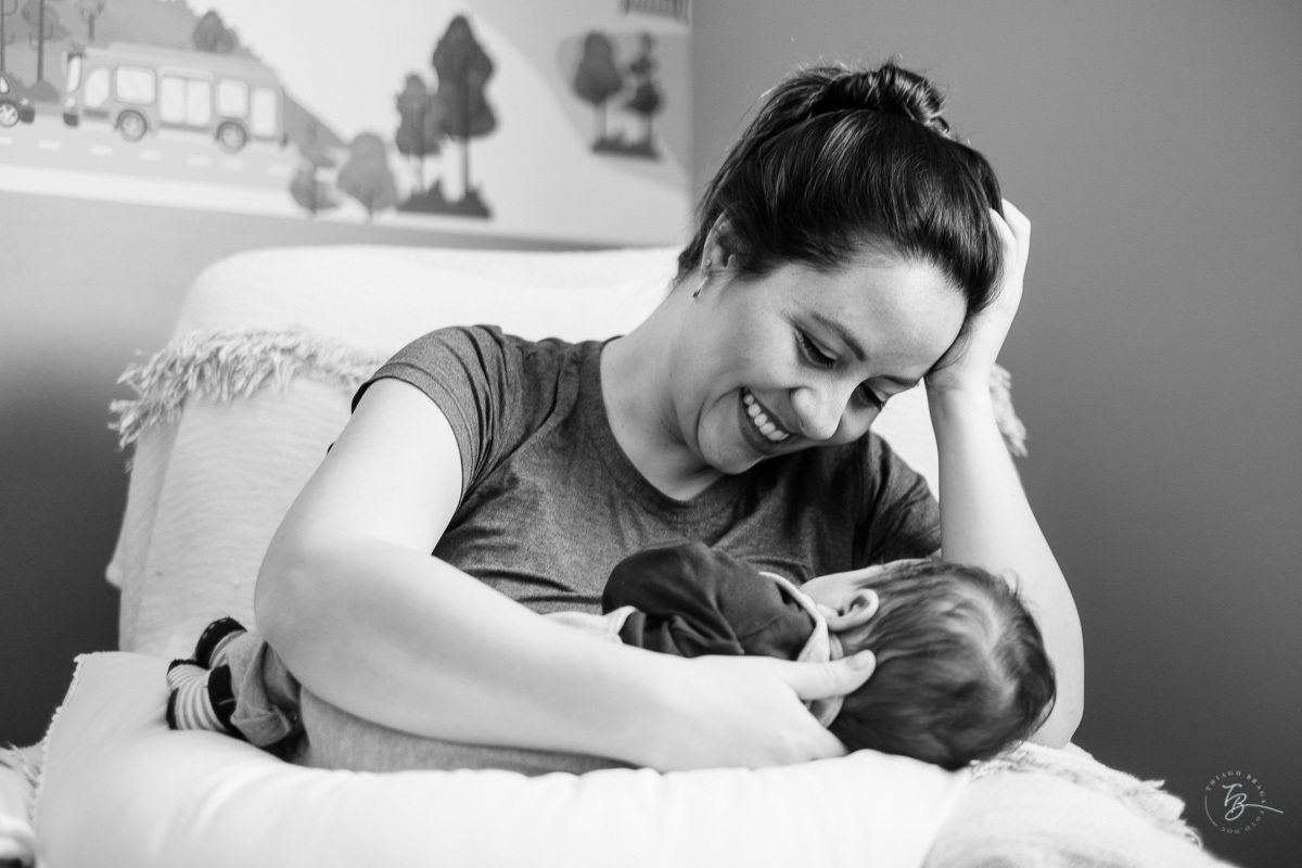 Aquela alegria de estar com o filhote em casa. Parto documental. A chegada do Gabriel. Maternidade Santa Helena. Florianópolis/SC. Por Thiago Braga fotografia. 