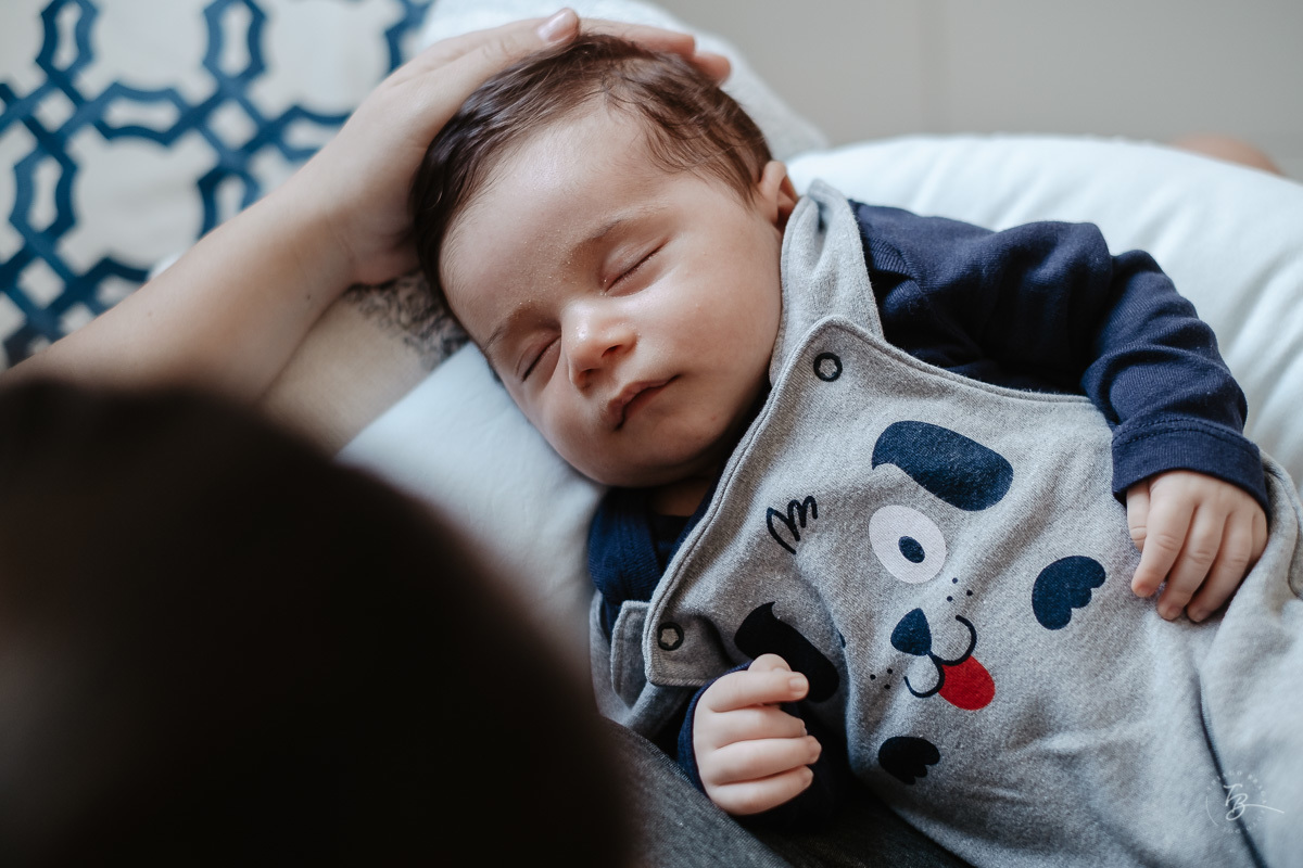 Carinho no primeiro mês de vida. Parto documental. A chegada do Gabriel. Maternidade Santa Helena. Florianópolis/SC. Por Thiago Braga fotografia. 