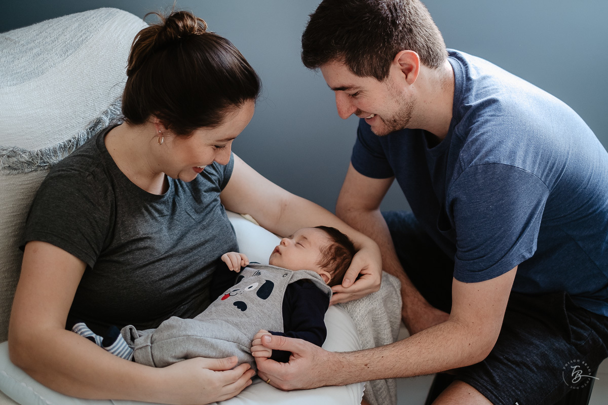 Amor dos papais no primeiro mês do Gabi. Parto documental. A chegada do Gabriel. Maternidade Santa Helena. Florianópolis/SC. Por Thiago Braga fotografia. 