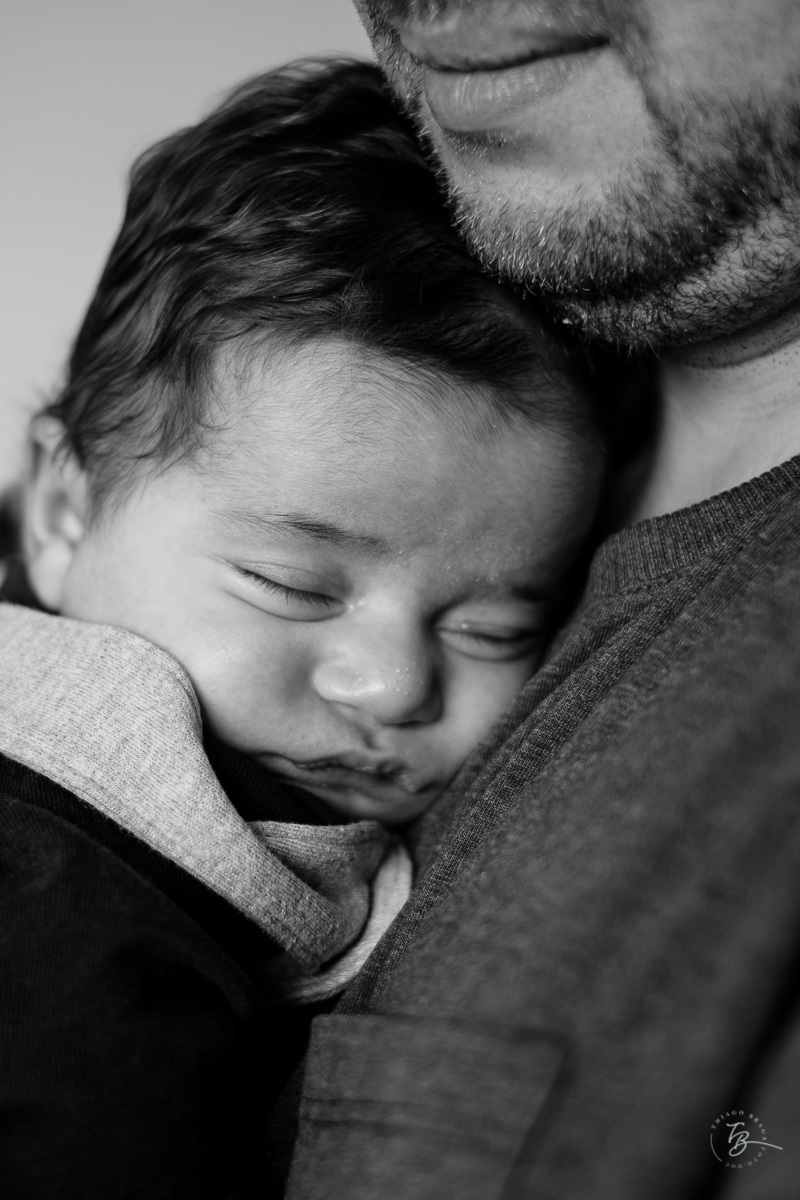 Fofura do Gabi com o papai. Parto documental. A chegada do Gabriel. Maternidade Santa Helena. Florianópolis/SC. Por Thiago Braga fotografia. 