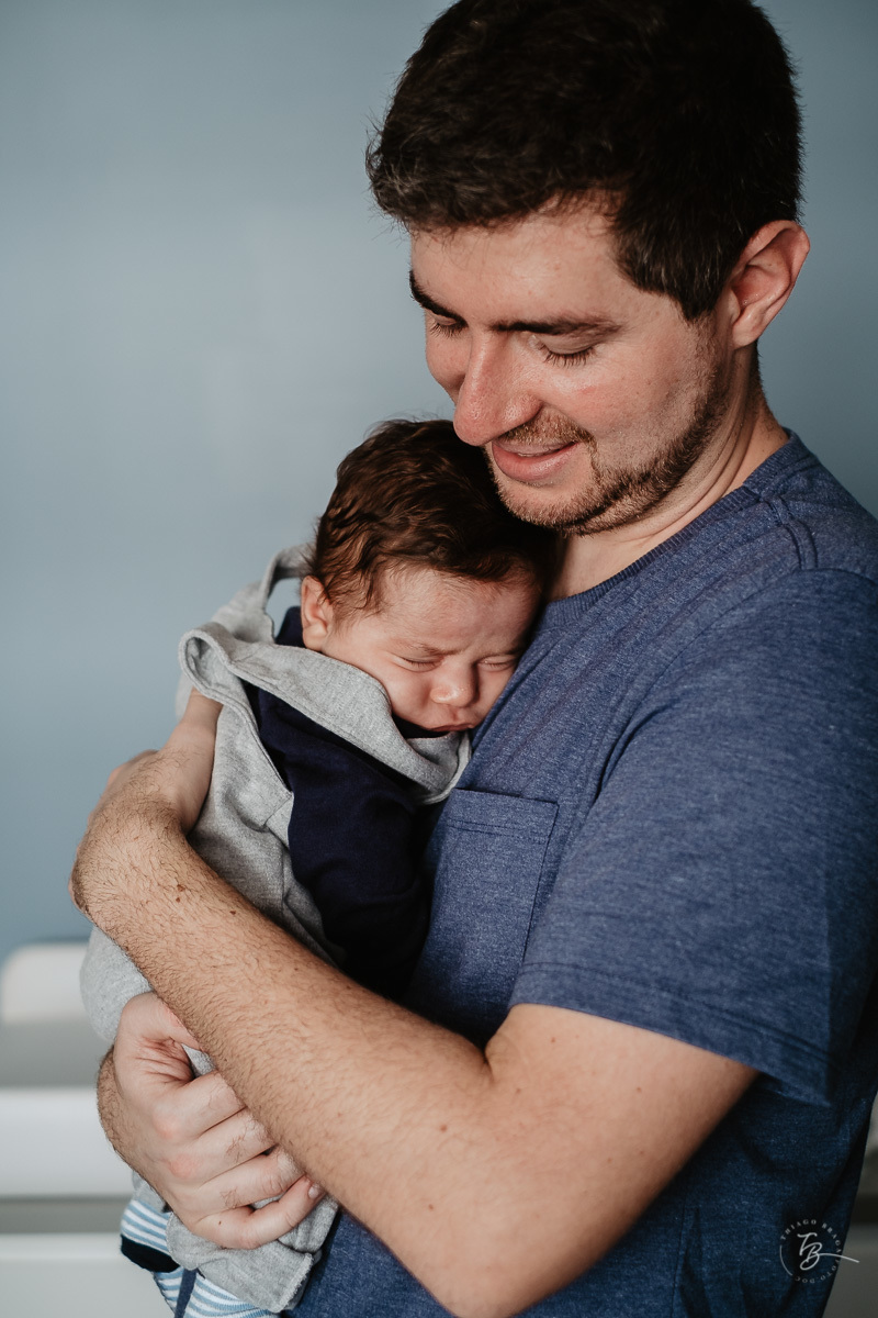 Abraço de carinho do papai. Parto documental. A chegada do Gabriel. Maternidade Santa Helena. Florianópolis/SC. Por Thiago Braga fotografia. 