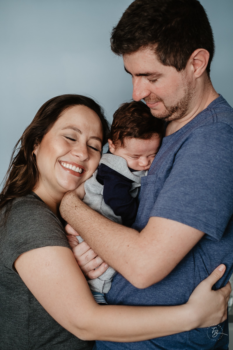 Amor em família. Primeiros dias do Gabi, ensaio fotográfico em casa. Parto documental. A chegada do Gabriel. Maternidade Santa Helena. Florianópolis/SC. Por Thiago Braga fotografia. 