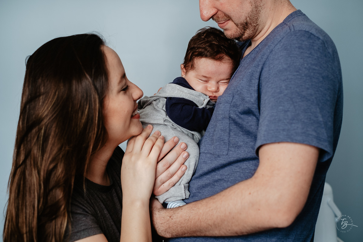 Aperto do pequeno em casa. Parto documental. A chegada do Gabriel. Maternidade Santa Helena. Florianópolis/SC. Por Thiago Braga fotografia. 