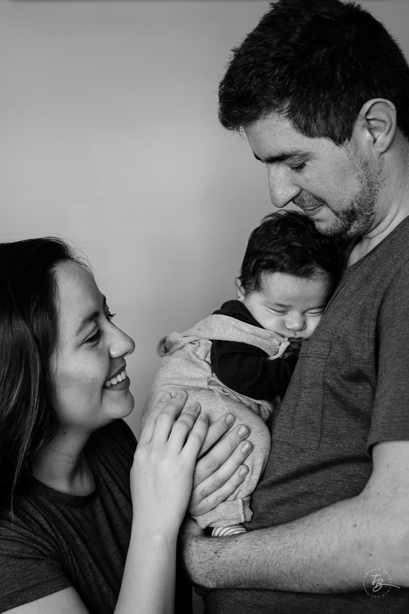 Ensaio fotográfico dos primeiros dias do Gabi, em casa com papai e mam˜se. Parto documental. A chegada do Gabriel. Maternidade Santa Helena. Florianópolis/SC. Por Thiago Braga fotografia. 